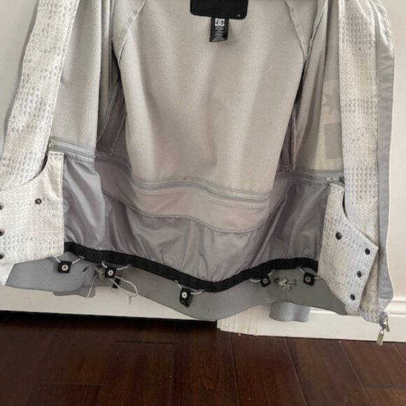 DC Exotex 10000 Hooded Snowboard/Ski Jacket with Thmbholes in Sleeves - Picture 4 of 5